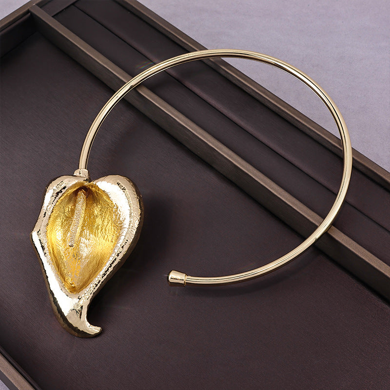 Leaf Pendant Open Collar Necklace