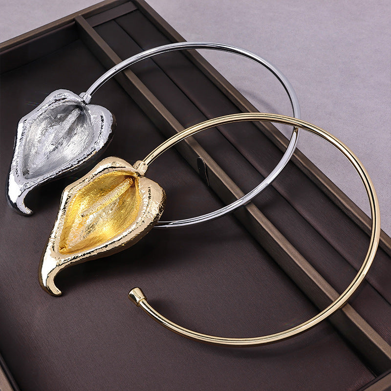 Leaf Pendant Open Collar Necklace