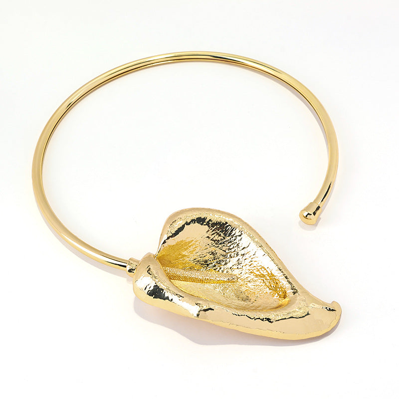 Leaf Pendant Open Collar Necklace