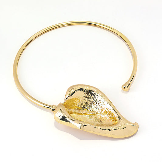 Leaf Pendant Open Collar Necklace