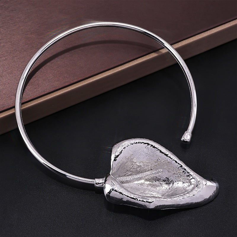 Leaf Pendant Open Collar Necklace