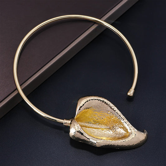 Leaf Pendant Open Collar Necklace